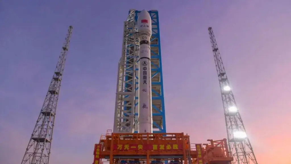 China lanza el Long March 12A para probar su reutilización