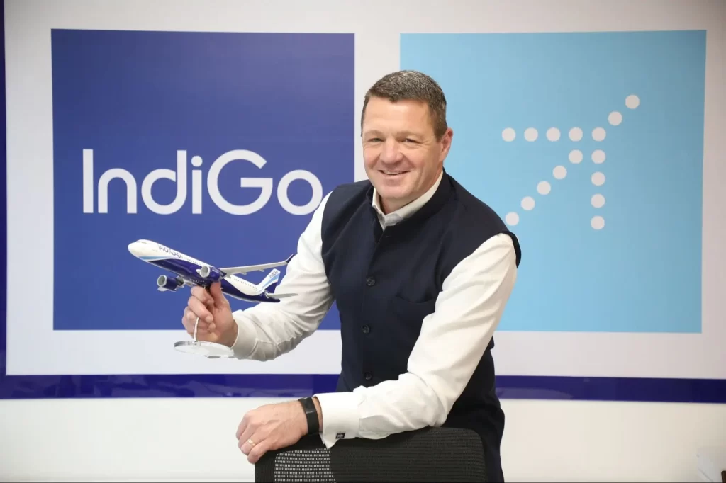 Renuncia el CEO de IndiGo tras crisis operativa récord en 2025