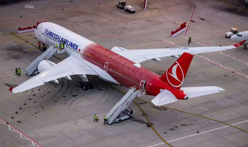 Turkish Airlines llega a 500 aviones con un A350 cubierto de rostros de empleados